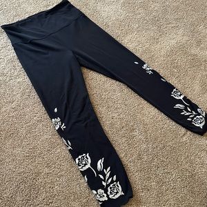 Athleta Womens Elation Eyelet Floral 7/8 Tight Athletic Leggings Small Tall